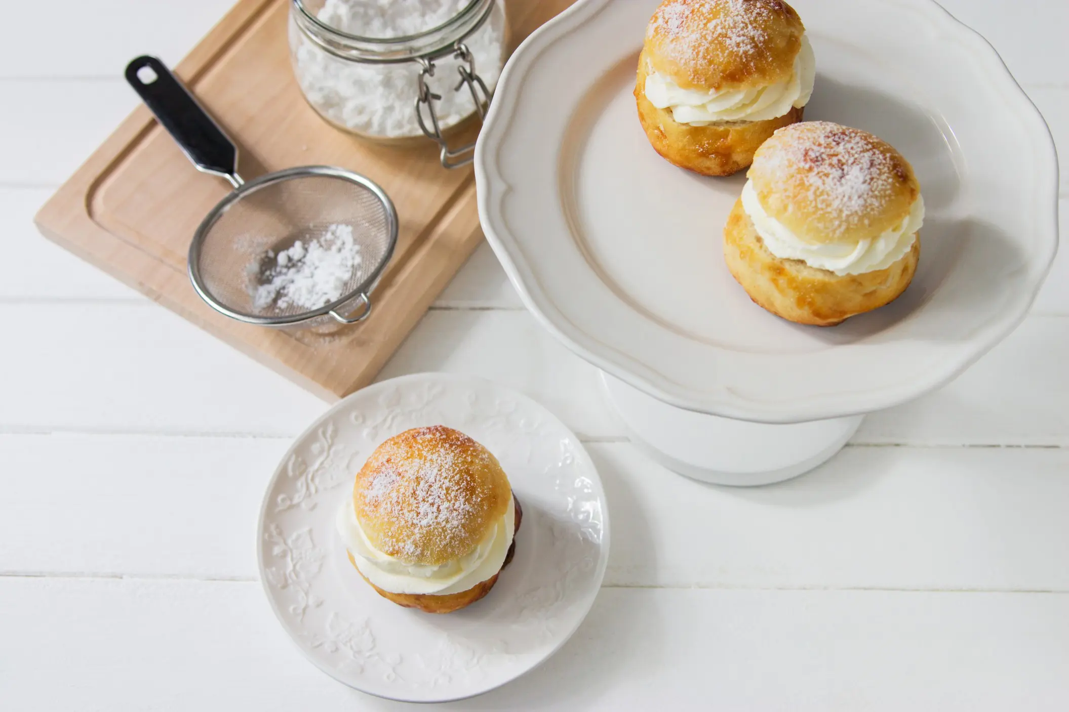 food-fastelavn-bun-fastlag-semla-fettisdag-denmark-sweden-norway-finland-estonia-frosting-background_t20_ErkvA7